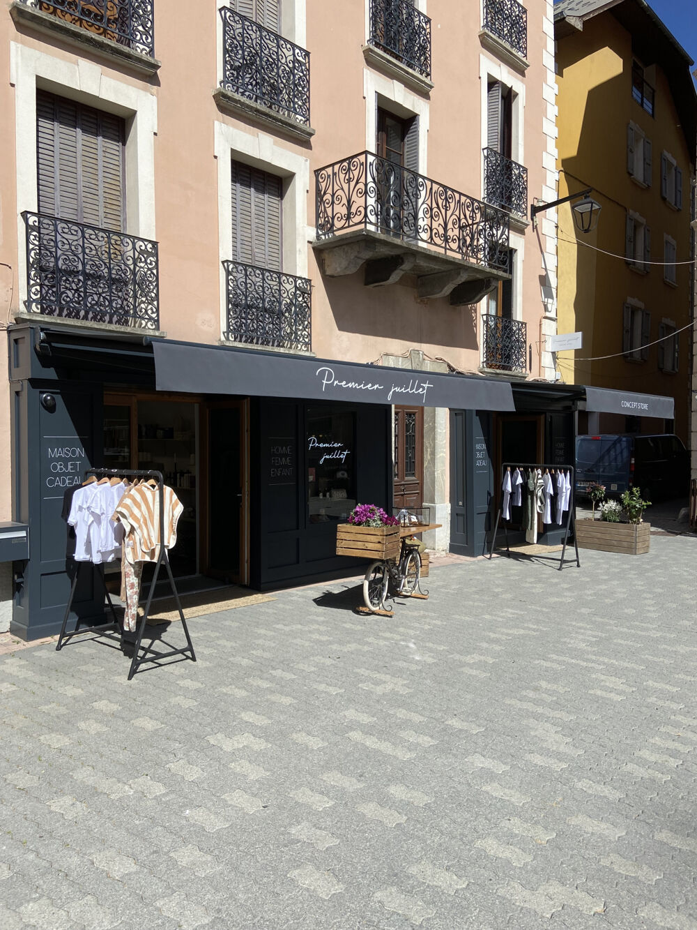   Concept Store centre ville Barcelonnette Murs commerciaux et Fond de commerce 