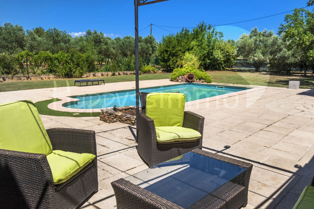 Villa de 160 m2 avec piscine et dépendance en pierre de 90 m2 sur 3100 m2 de terrain plat
