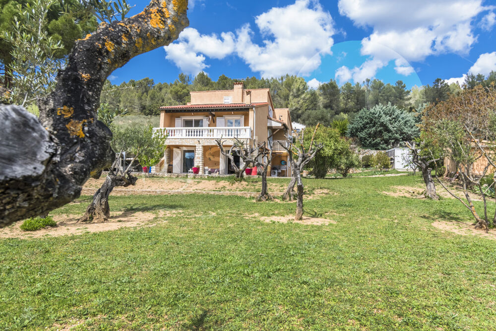 Villa renovée de 210 m2 sur 2880 m2 de terrain avec piscine