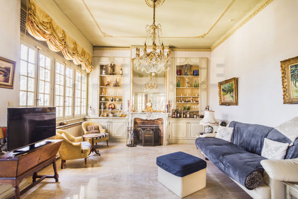 Maison 8 pièces de 245m2 sur deux niveaux, terrain de 1730m2 vue mer et Faron