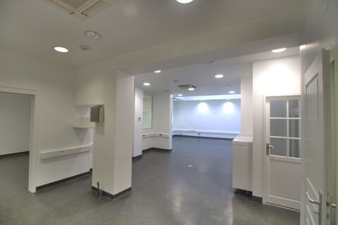 LOCAL PROFESSIONNEL D'EXCEPTION   HYPER CENTRE HY&Egrave;RES   PLACE CL&Eacute;MENCEAU 2460 83400 Hyères