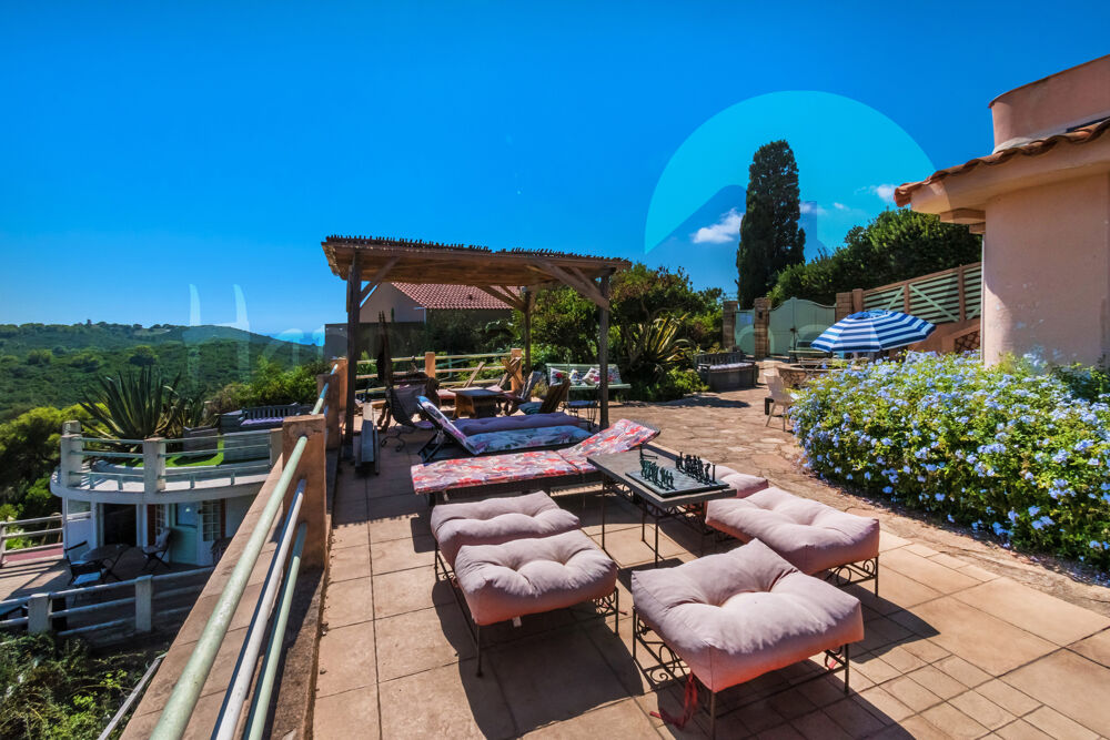 à vendre  Propriété/château Ile Du Levant (83400)