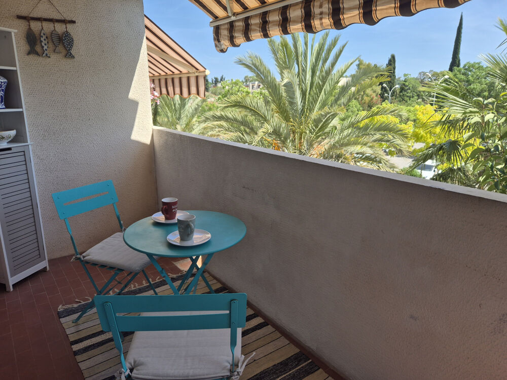 HYERES - QUARTIER OLBIUS RIQUIER - STUDIO MEUBLE - TERRASSE - PARKING PRIVATIF