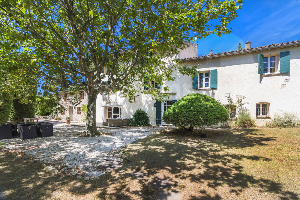 Mas provençal du 17ème de 330 m2 sur 1800 m2 de terrain avec piscine