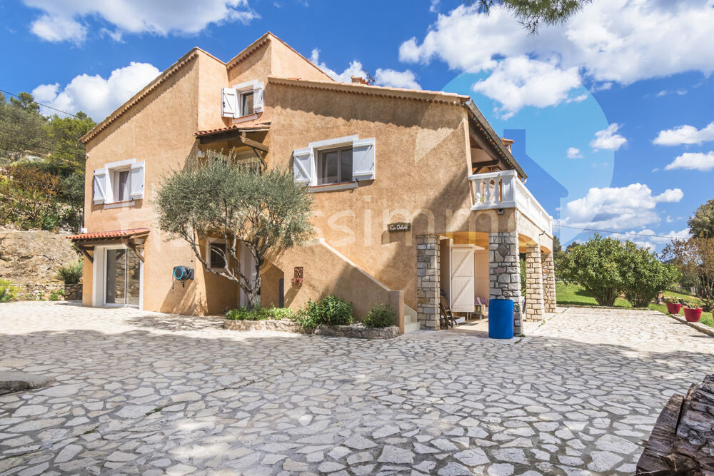 Villa renovée de 210 m2 sur 2880 m2 de terrain avec piscine