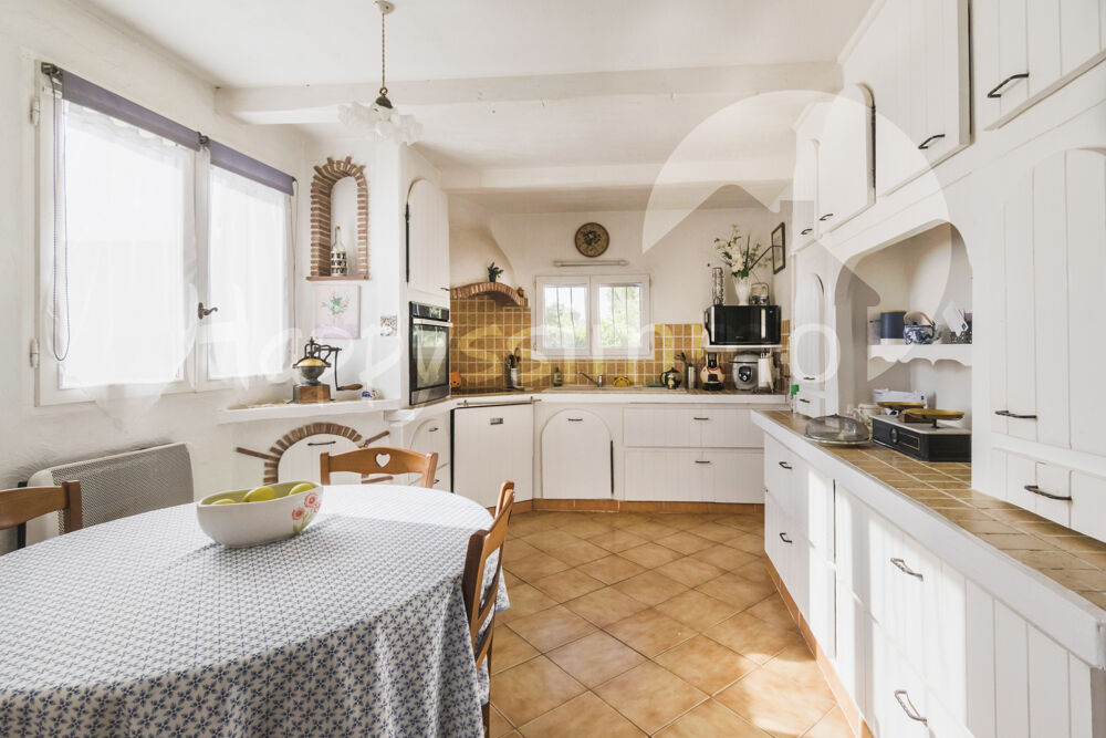 Villa traditionnelle de plain-pied sur un magnifique terrain clos et arboré de 2 600 m2