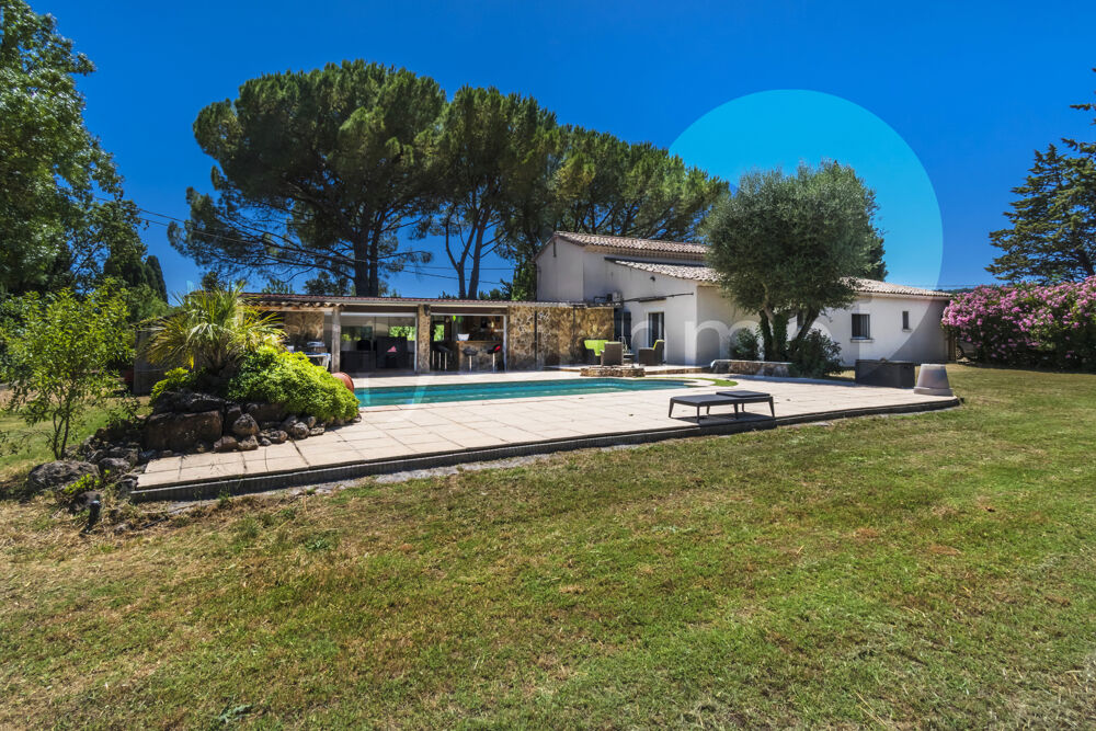 Villa de 160 m2 avec piscine et dépendance en pierre de 90 m2 sur 3100 m2 de terrain plat