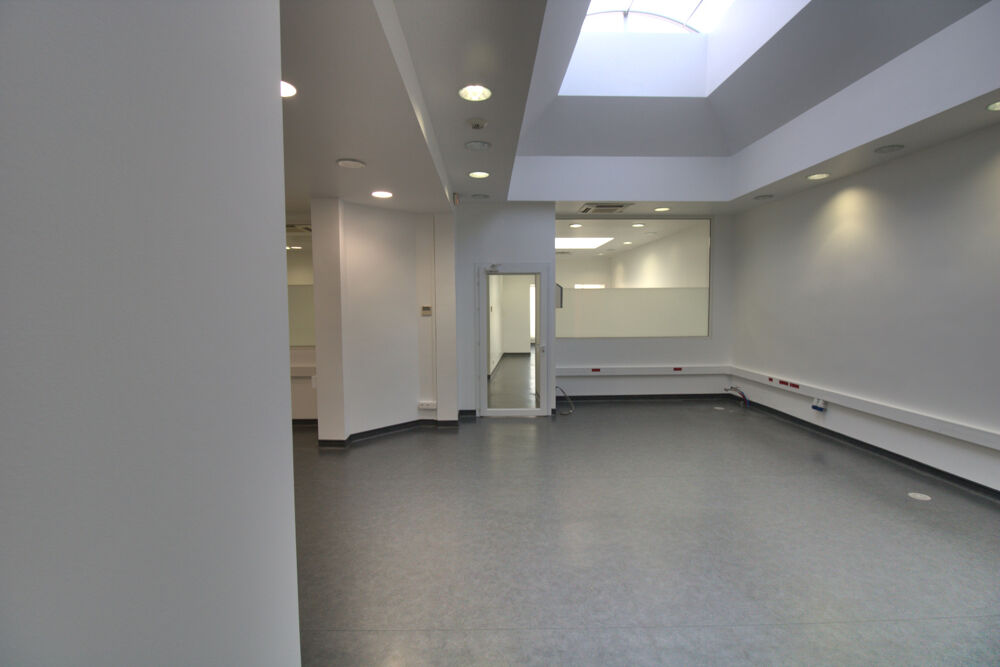   LOCAL PROFESSIONNEL D'EXCEPTION   HYPER CENTRE HYÈRES   PLACE CLÉMENCEAU Hyères