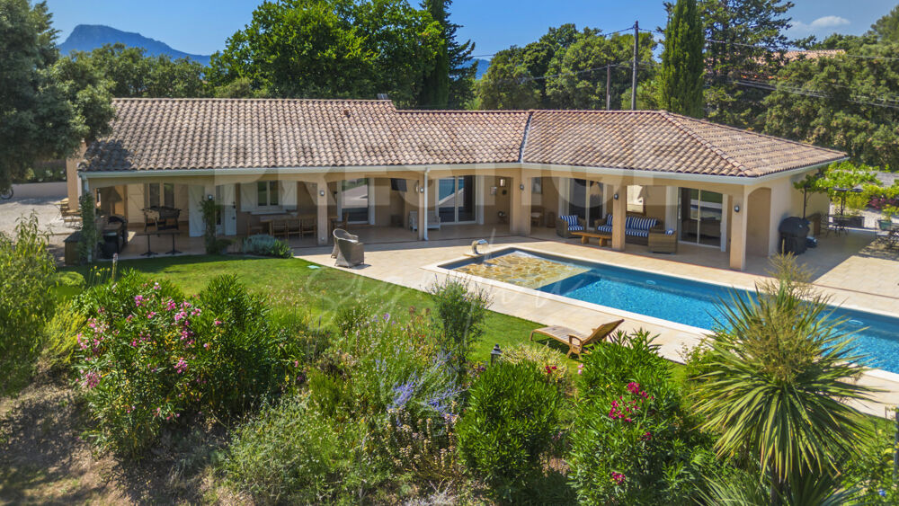 Villa de plain-pied avec piscine et studio attenant