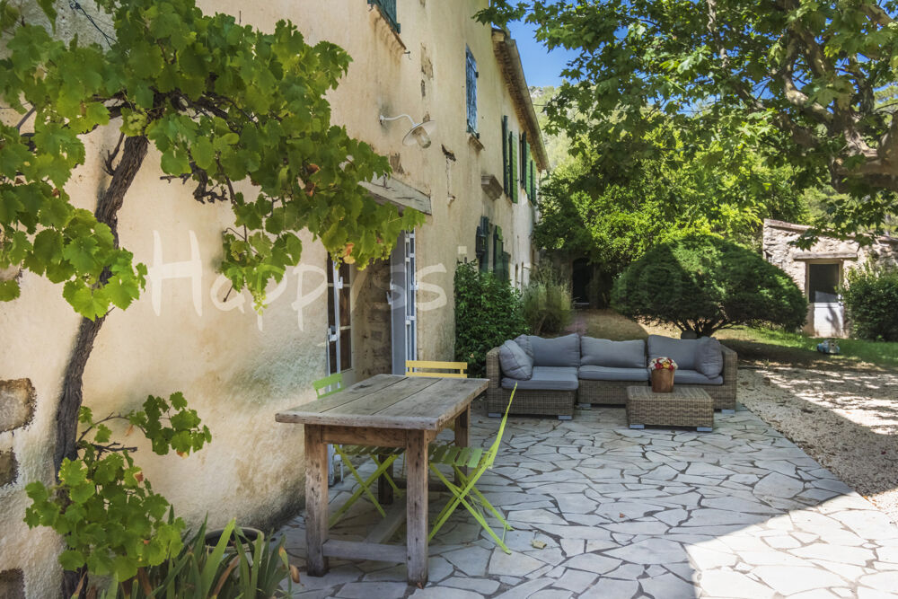 Mas provençal du 17ème de 330 m2 sur 1800 m2 de terrain avec piscine