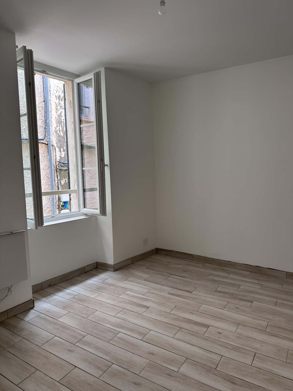 Location Appartement A Louer - Appartement T2 entièrement rénové - Centre ville HYERES Hyères