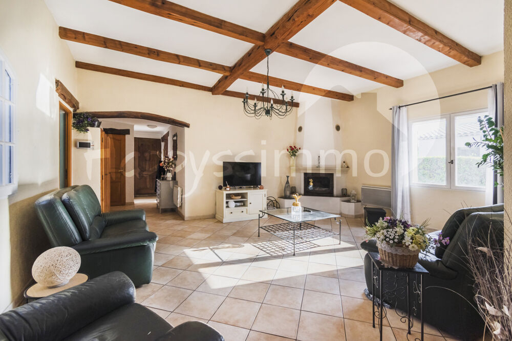 Villa traditionnelle de plain-pied sur un magnifique terrain clos et arboré de 2 600 m2