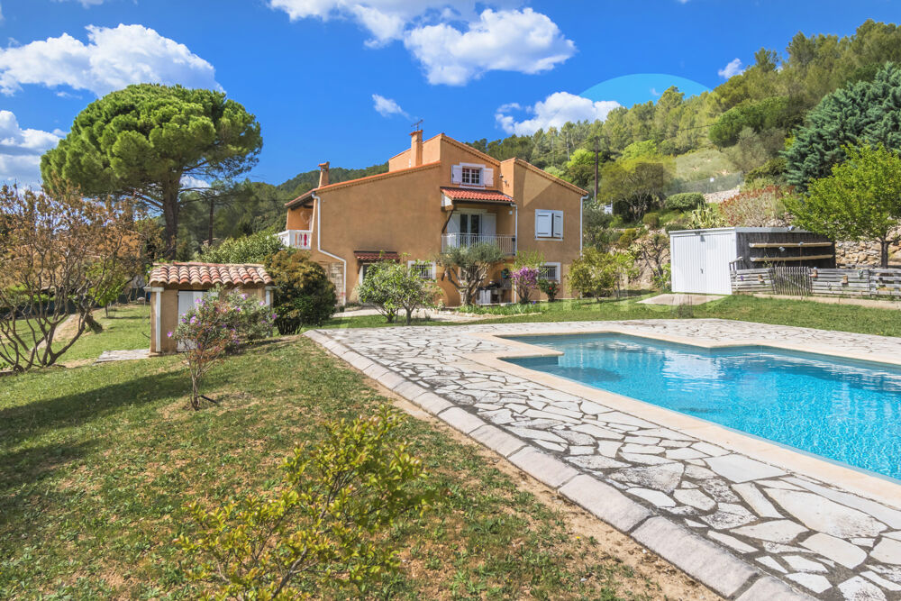 Villa renovée de 210 m2 sur 2880 m2 de terrain avec piscine