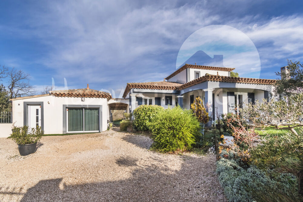 Villa de 163 m2 sur 2400 m2 de terrain avec piscine et dépendance de type 3