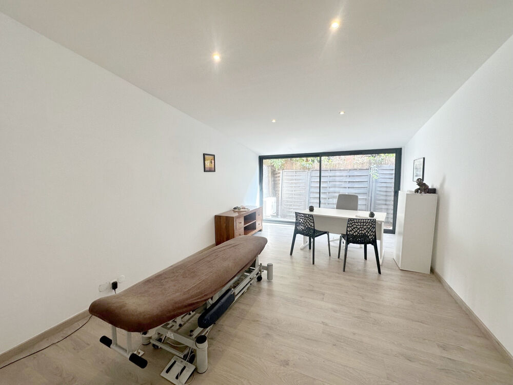 Vente Appartement Rare ! Local (ou appartement) de 75 m2 avec petit extérieur   Centre-ville Hyères Hyères