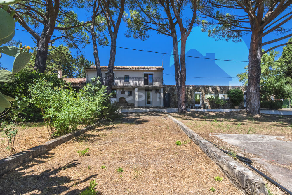 Villa de 160 m2 avec piscine et dépendance en pierre de 90 m2 sur 3100 m2 de terrain plat