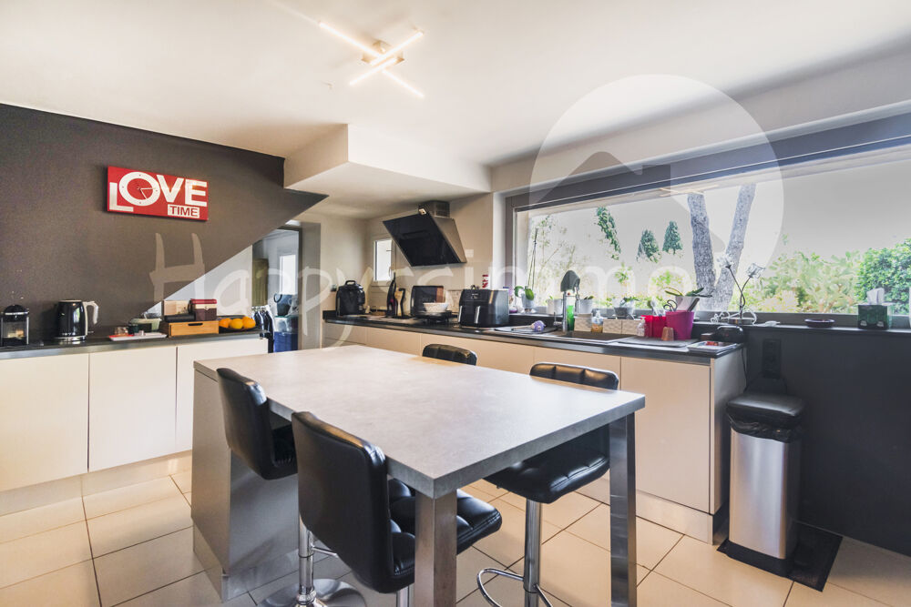 Villa de 160 m2 avec piscine et dépendance en pierre de 90 m2 sur 3100 m2 de terrain plat