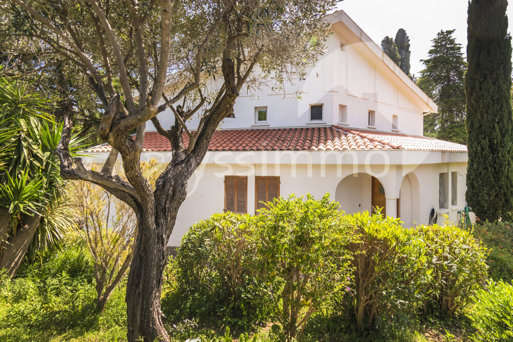 Vente Maison Villa rénovée au charme atypique de 233 m2 sur 1460 m2 de terrain avec piscine Hyères