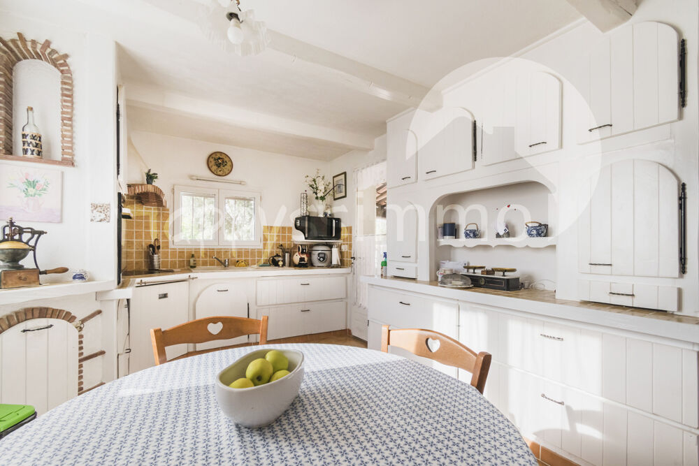 Villa traditionnelle de plain-pied sur un magnifique terrain clos et arboré de 2 600 m2