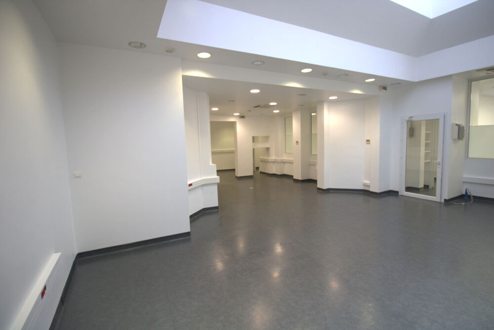  LOCAL PROFESSIONNEL D'EXCEPTION   HYPER CENTRE HYÈRES   PLACE CLÉMENCEAU Hyères