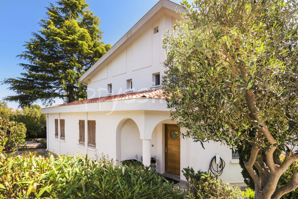 Vente Maison Villa rénovée au charme atypique de 233 m2 sur 1460 m2 de terrain avec piscine Hyères