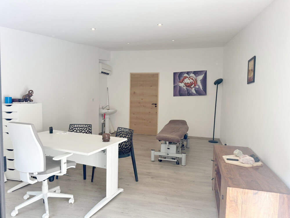 Vente Appartement Rare ! Local (ou appartement) de 75 m2 avec petit extérieur   Centre-ville Hyères Hyères