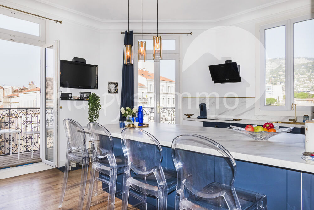 Vente Appartement Appartement haussmannien de 126 m2 avec aperçu mer, balcon filant, cave, chambre de bonne Toulon