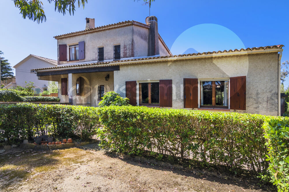 Vente Maison Le Brusc maison en pierre au calme, jardin plein sud de 1200m2 et potentiel rare Six fours les plages