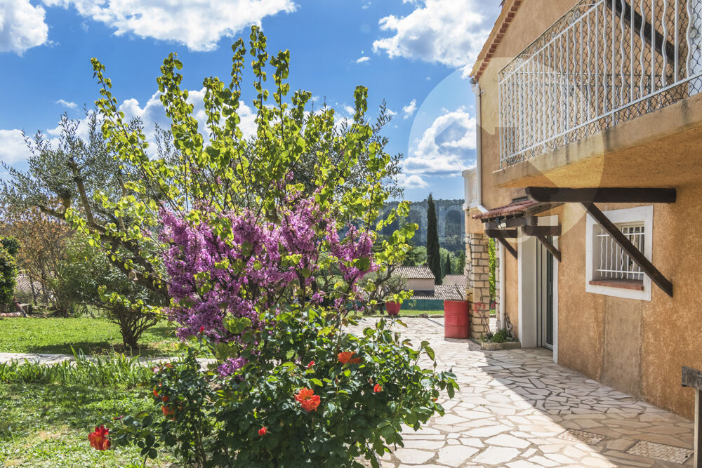Villa renovée de 210 m2 sur 2880 m2 de terrain avec piscine