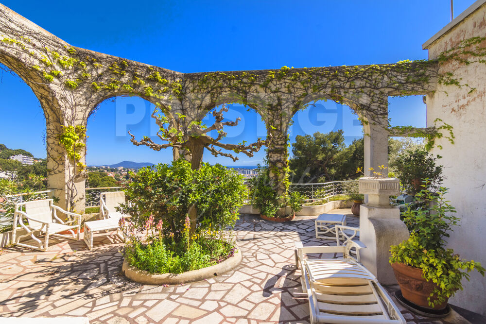 Maison 8 pièces de 245m2 sur deux niveaux, terrain de 1730m2 vue mer et Faron