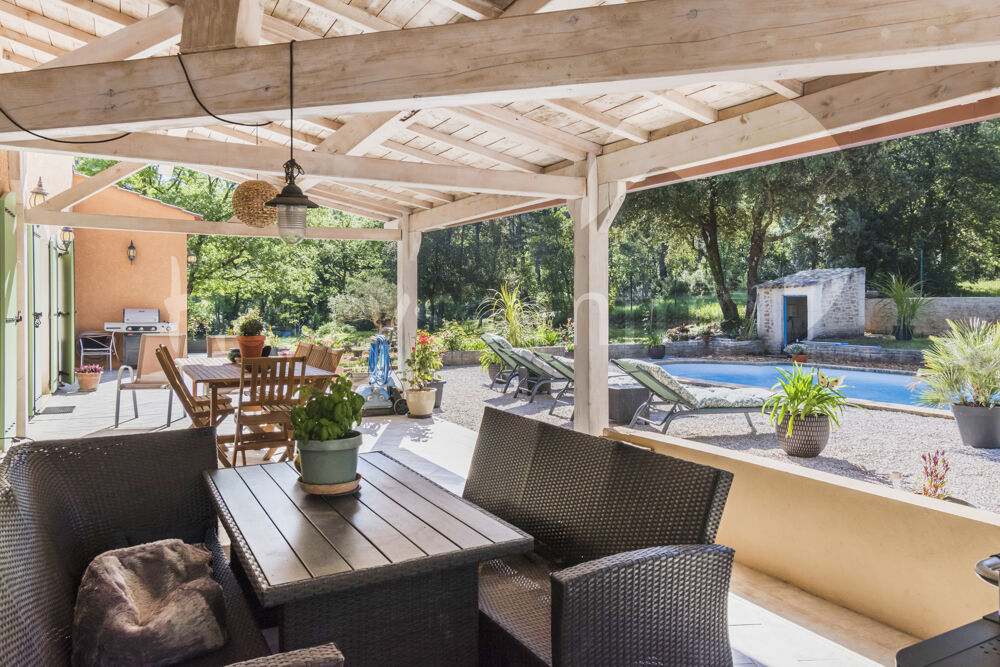 Belle villa provençale de 172 m2 avec piscine sur un terrain de 4000 m2