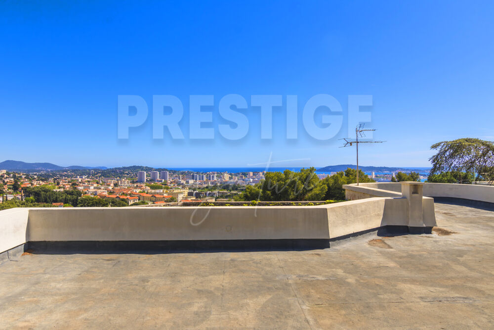 Maison 8 pièces de 245m2 sur deux niveaux, terrain de 1730m2 vue mer et Faron
