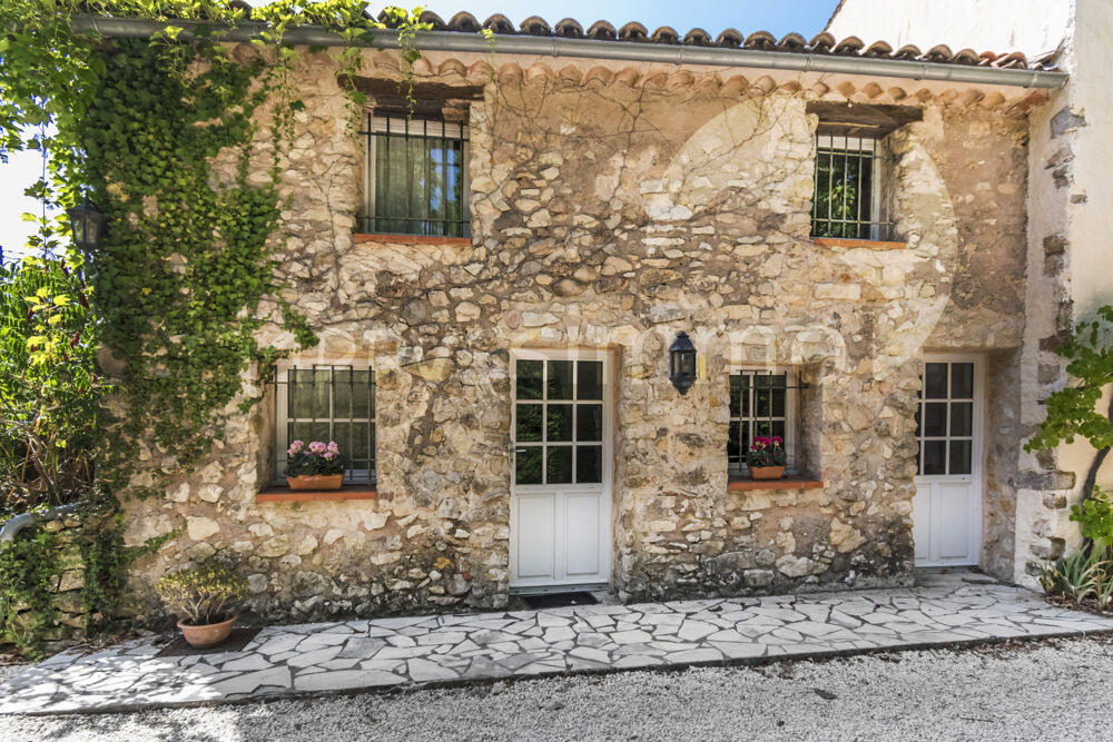 Mas provençal du 17ème de 330 m2 sur 1800 m2 de terrain avec piscine