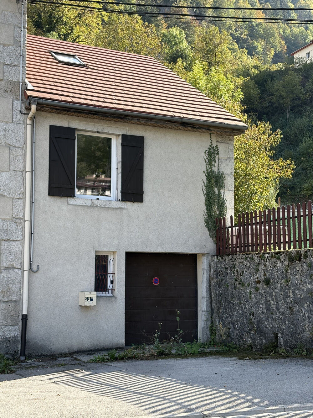 Location Maison A louer à SAINT-CLAUDE, petite maison de Type 2 mitoyenne d'un côté St claude