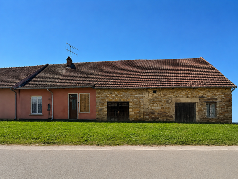   Maison en pierre à rénover avec dépendances au centre du village ! Maison - 4 pièce(s) - 80 m²