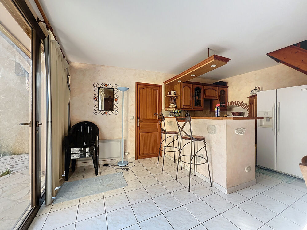 Maison familiale avec terrasse et fort potentiel au coeur de Caramany