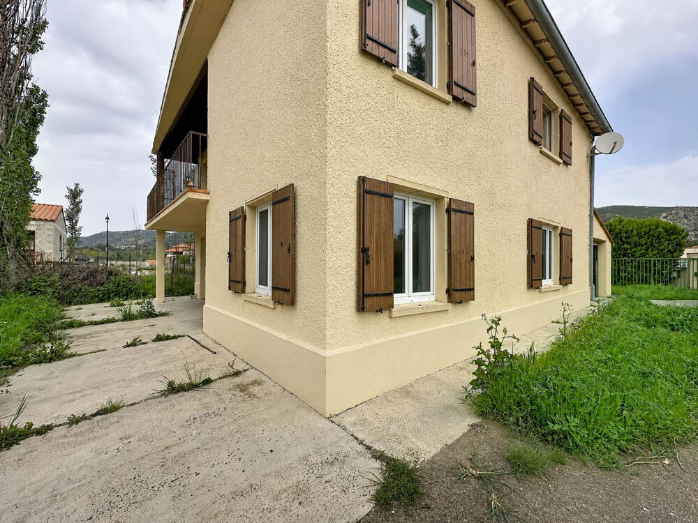 Maison à fort potentiel avec double garage à Rodès