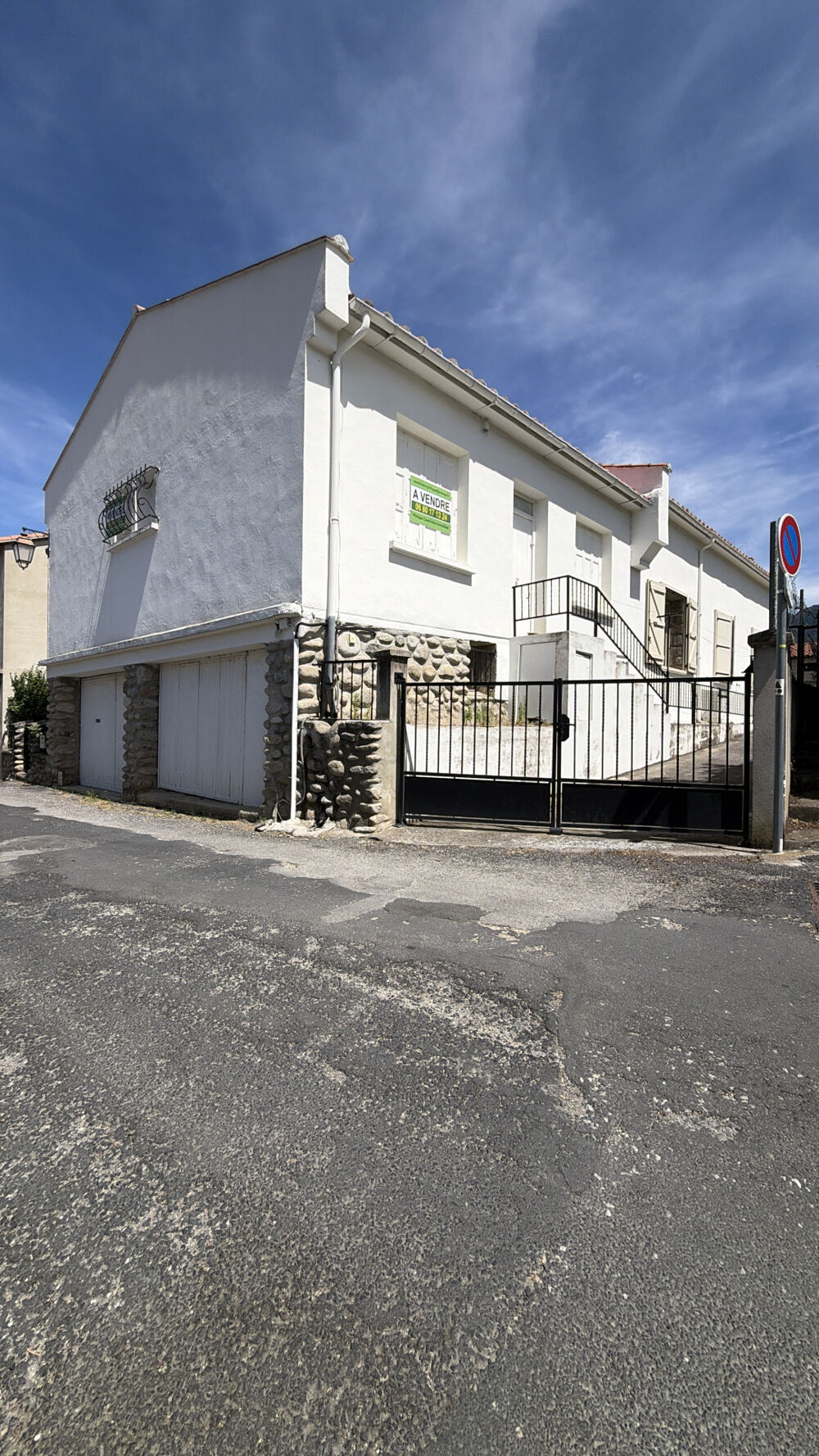 Propriété traditionnelle de 148 m2 sur parcelle arborée de 780 m2 avec dépendances