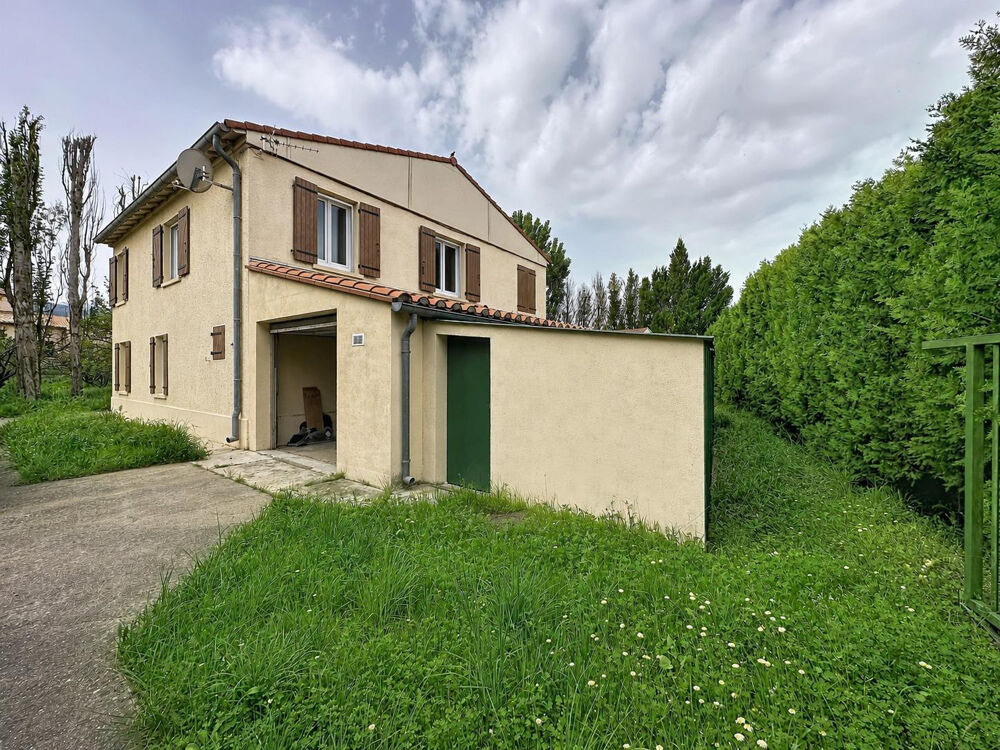 Maison à fort potentiel avec double garage à Rodès