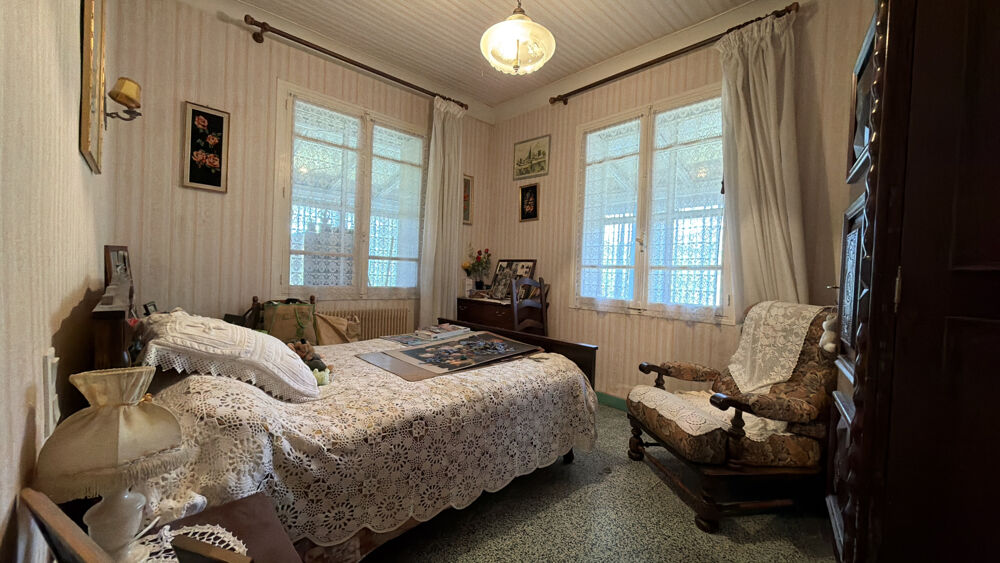 Propriété traditionnelle de 148 m2 sur parcelle arborée de 780 m2 avec dépendances