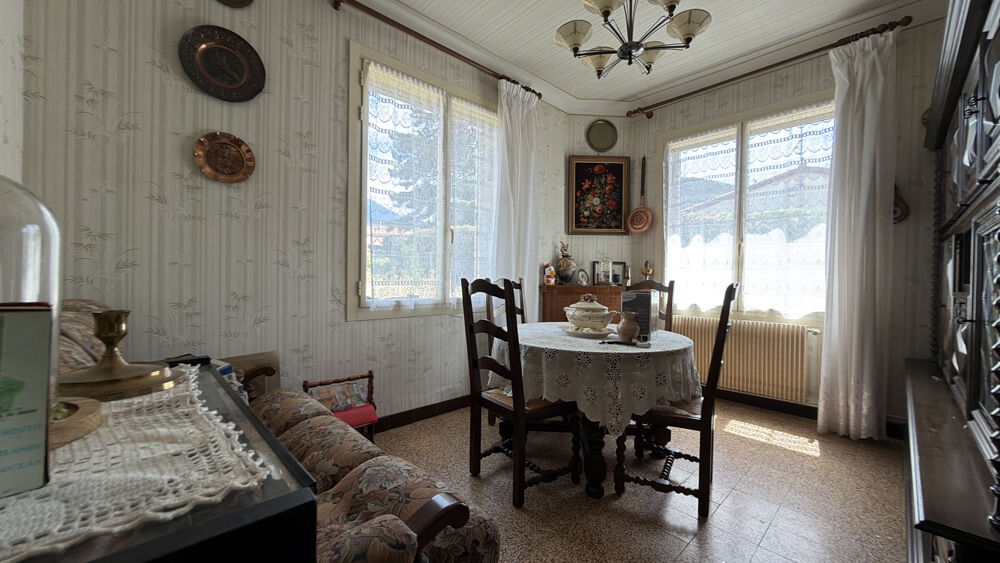 Propriété traditionnelle de 148 m2 sur parcelle arborée de 780 m2 avec dépendances