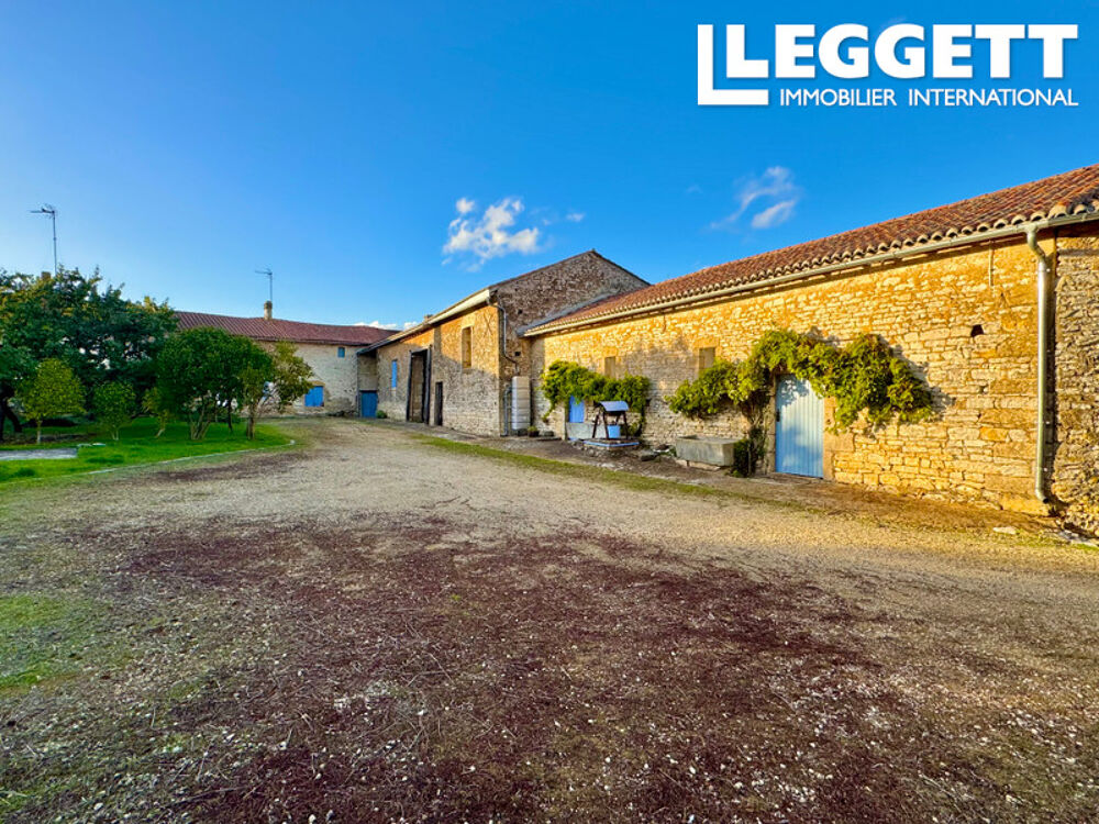 Vente Maison En sud Val de Loire, idéal animaux, propriété avec porche et cour fermée par dépendances disposant d'1ha. Saint-jean-de-sauves