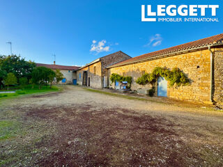 Vente Maison En sud Val de Loire, idéal animaux, propriété avec porche et cour fermée par dépendances disposant d'1ha. Saint-jean-de-sauves