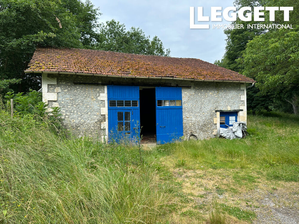 Maison familiale avec jardin et grand atelier, située dans un hameau tranquille du Périgord