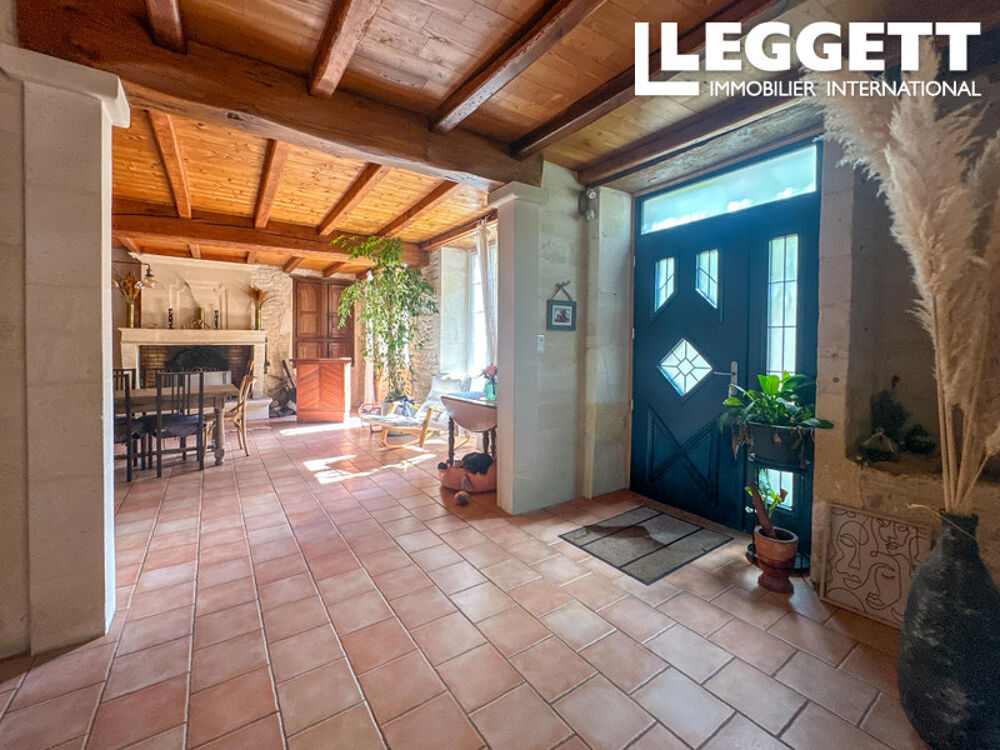 Maison de caractère et charme , 5/6 chambres , dans un village avec commerces, à seulement 8 km de Cognac.