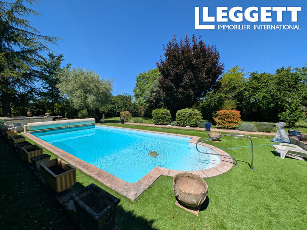 Maison de caractère avec maison d?amis, piscine et jardin arboré au c?ur de Barbezieux en Charente