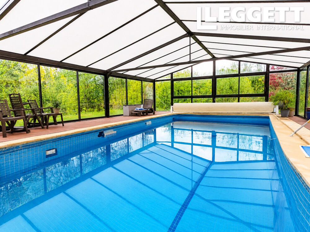 Grande Propriété avec Maison de caractère, piscine et dépendances sur 7 800m² de terrain à une heure de Paris