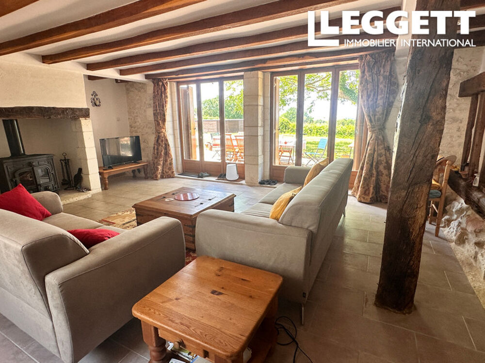 Ferme magnifiquement restaurée, avec vue panoramique. 3 chambres, piscine, grange, espace de stockage, parking