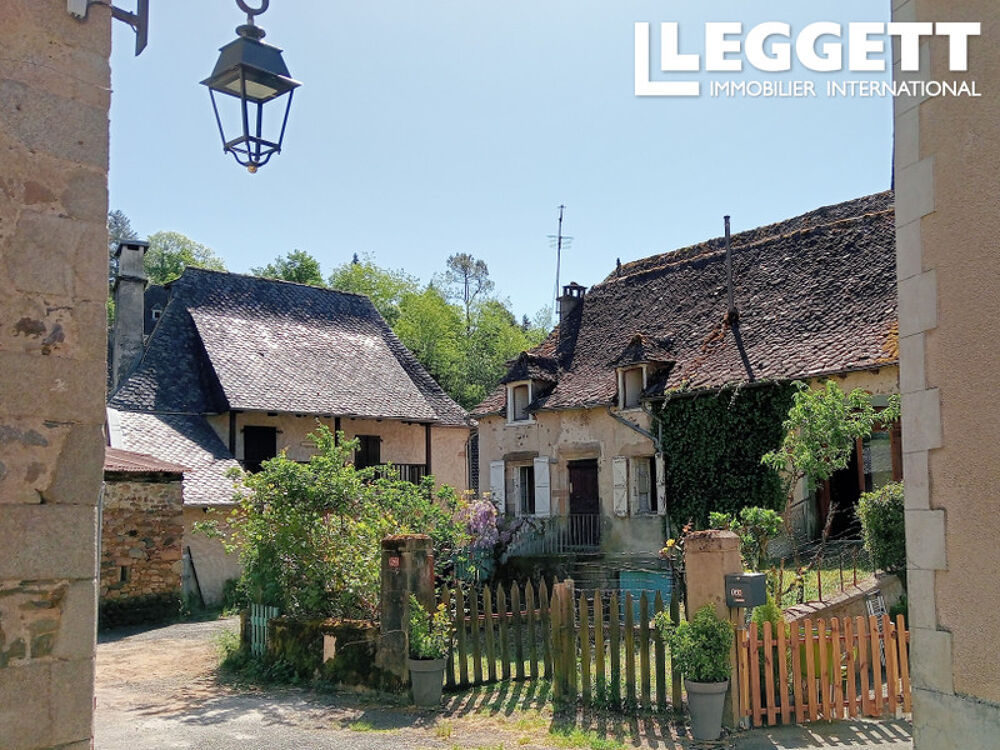 Dans un magnifique village authentique de Corrèze proche de la Dordogne, jolie maison à rénover entièrement.