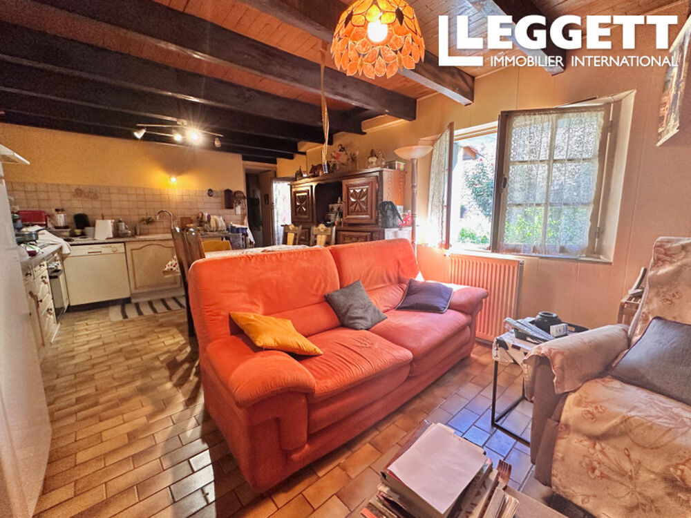 Vente Maison Maison de hameau à rafraîchir avec jolie cour, et en face, grand jardin avec hangar. À 5 mn de Riberac Villetoureix